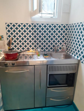 Budget studette without WIFI, 5 min from Paris